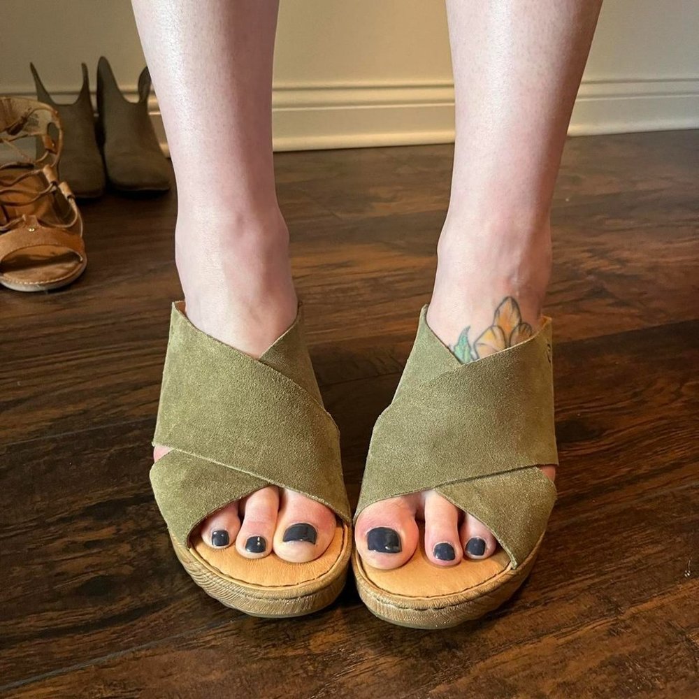 Born Nora Wedge in Kiwi Green, Size 10 Suede Platform Wedge Sandals